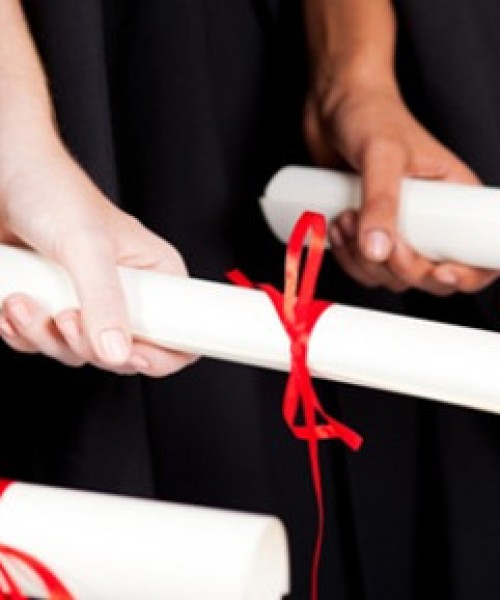 英国的学位是如何划分的？毕业论文成绩会写在毕业证书吗？